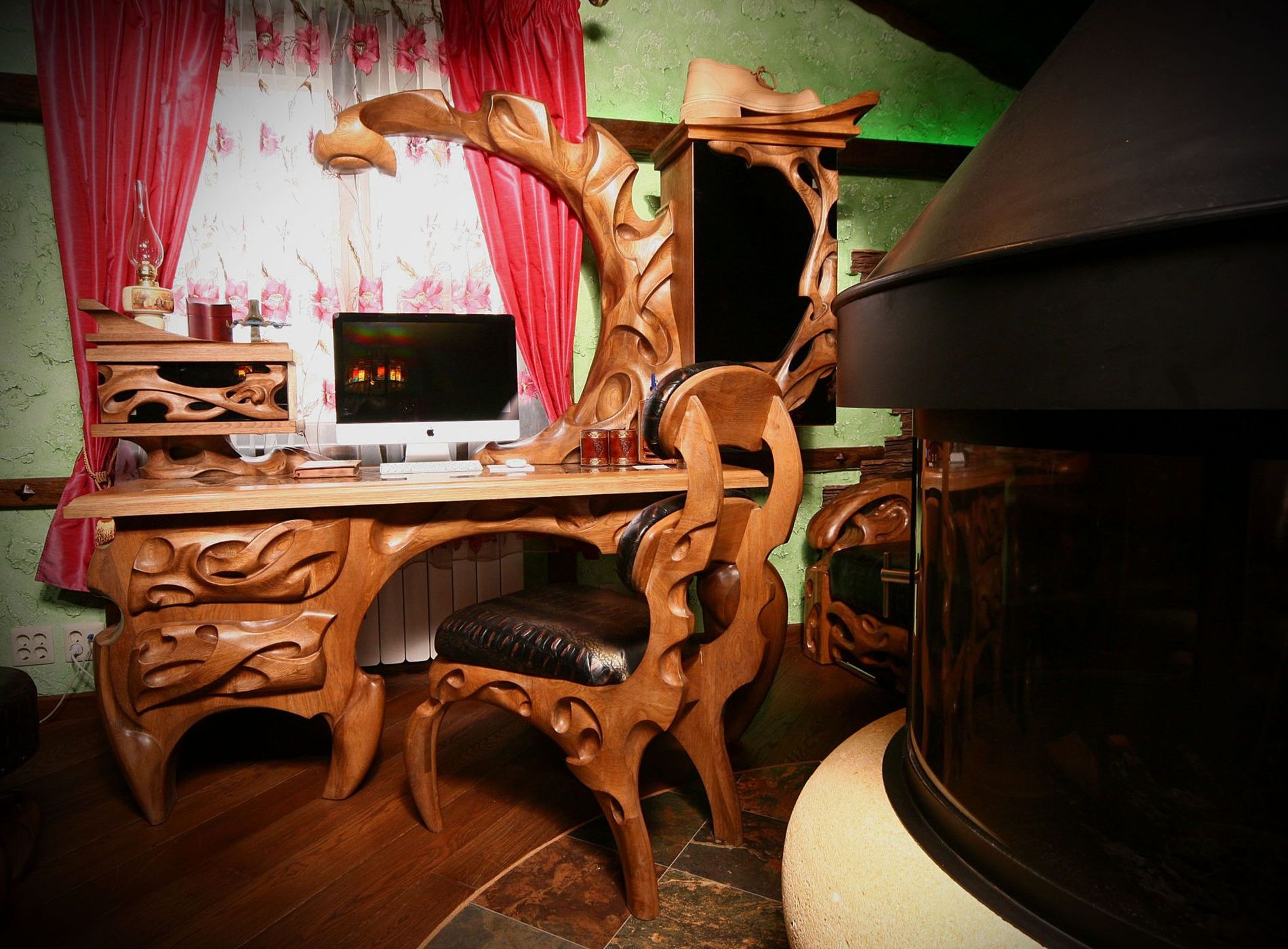 письменный стол из массива дерева резные