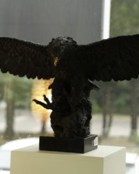 бронзовая скульптура орла