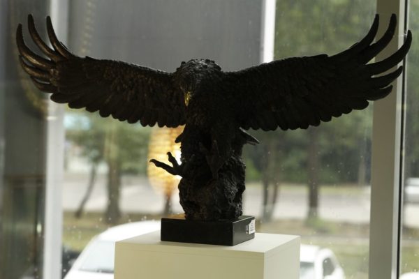 бронзовая скульптура орла
